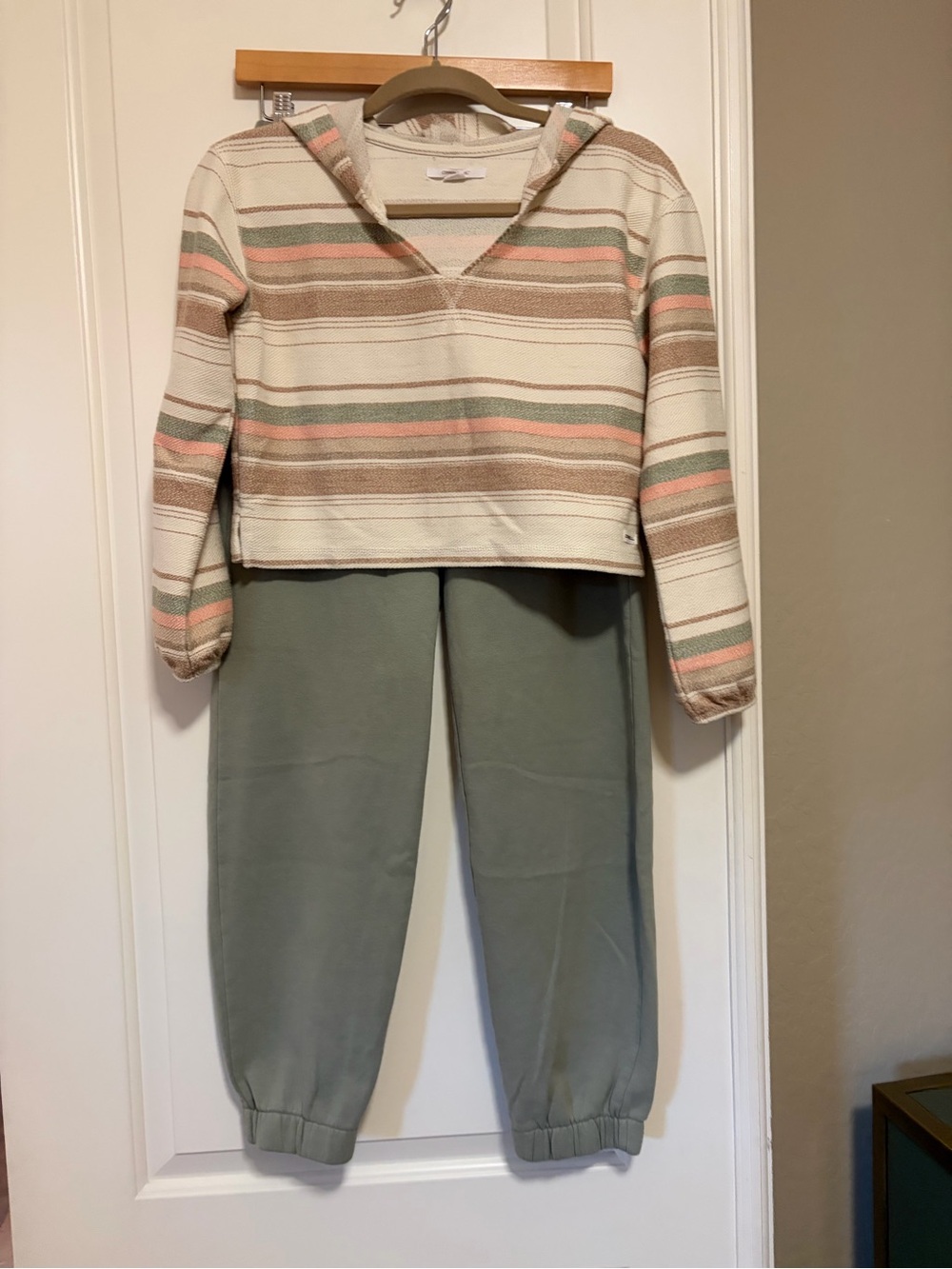 ☀️🌊O'Neill Cream Striped Hooded L/S Top & Sage Hollister Pants🌊☀️